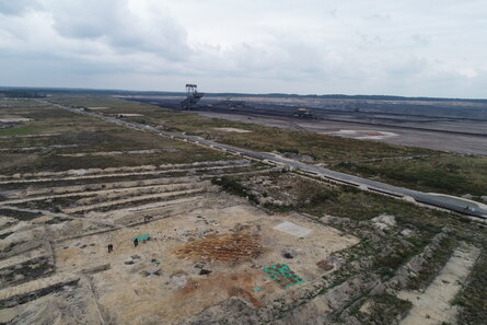 Luftbild des Grabungsplatzes im Tagebau Nochten (Blick von Südwesten)