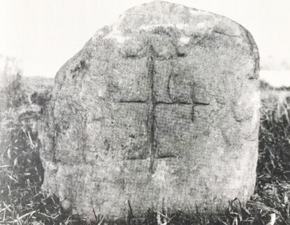 ... auf der anderen Seite ein Kruckenkreuz (hier tragen die Kreuzenden je einen Querstrich)