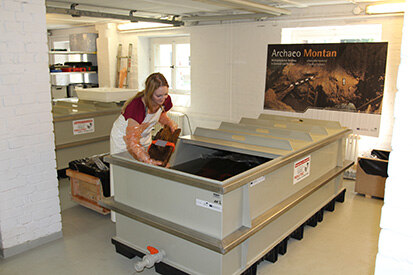 Die Wannen der Nassholzkonservierung des ArchaeoMontan-Projektes fassen bis zu 1500 Liter PEG-Lösung. 