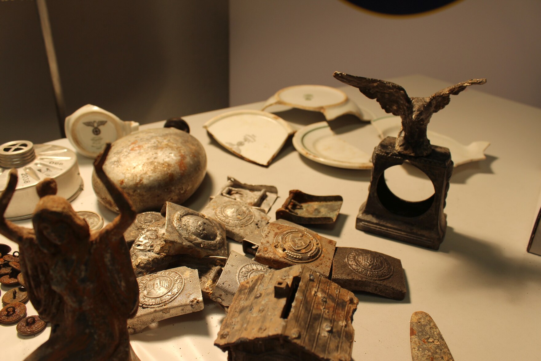 Unter den beschlagnahmten Objekten fanden sich auch Metallschließen von Uniformen aus dem 2. Weltkrieg