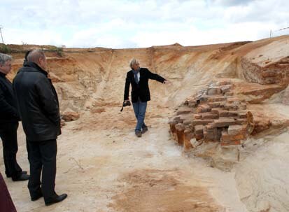 Grabungsleiter P. Schöneburg erklärt den Befund anlässlich einer Führung für Vertreter von Vattenfall Europe.