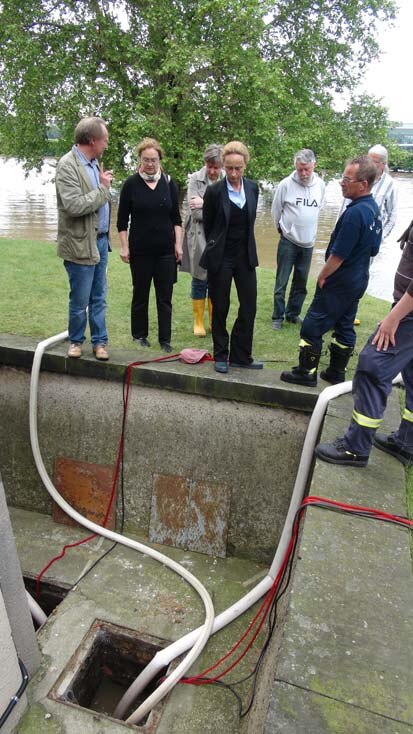 Die Staatsministerin nahm auch die Abpumpstellen im Umlaufgraben des Palais in Augenschein.