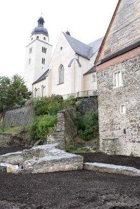 Abb. 4: Das Gelände des Komturhofes unterhalb der Johanneskirche mit Rotem Turm und Konventsgebäude nach der Fertigstellung