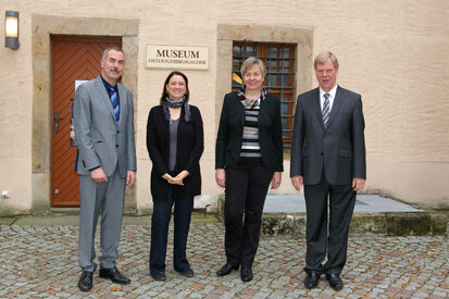 v.r. Finanzminister Prof. Dr. Georg Unland, Landesarchäologin Dr. Regina Smolnik, Ausstellungskuratorin Wendy Eixler, Oberbürgermeister Jens Peter.