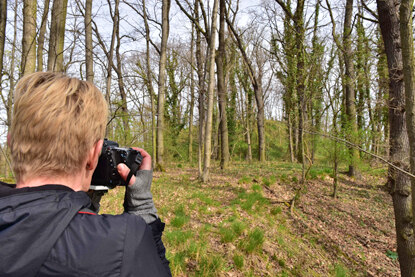 Am schönsten sind die Begehungen der slawischen Burganlagen. Die Grabungstechnikerin Frau Rottig fotografiert gerade den Burgwall Dahren im Landkreis Bautzen.