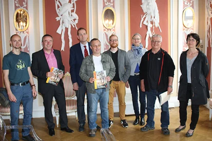Oberbürgermeister Ralf Oberdorfer und einige der Autoren und Veranstalter im Festsaal des Vogtlandmuseums Plauen.