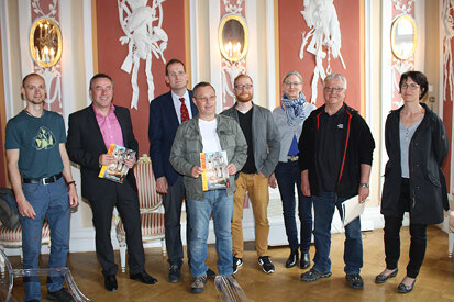 Oberbürgermeister Ralf Oberdorfer und einige der Autoren und Veranstalter im Festsaal des Vogtlandmuseums Plauen.