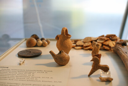 Auch Kinderspielzeug wie dieses Miniaturgeschirr und Bruchstücke von Tonpüppchen zählen zu den Funden von Getreidemarkt.