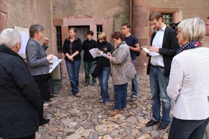Landesarchäologin Dr. Smolnik erläutert gemeinsam mit den Archäologinnen vor Ort, A. Salmen und J. Jordan, den Stand der Untersuchungen.