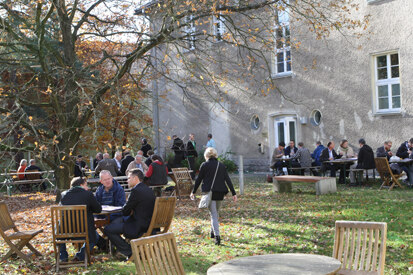Der gemeinsame Mittagsimbiss im Innenhof des Landesamtes bot bei mildem Herbstwetter Gelegenheit für Gespräche und den Austausch untereinander.