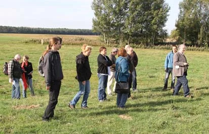 Teilnehmer der Tagung auf der eisenzeitlichen Sumpfschanze »Kessel« bei Mehderitzsch.