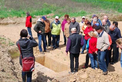 Matthias Conrad M.A. (3. von links) mit aufmerksamen Zuhörern auf der neolithischen Fundstelle bei Schlagwitz.