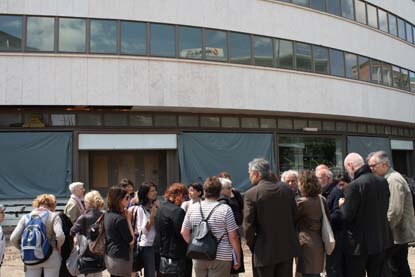 Teilnehmer der Exkursion vor der sanierten Fassade des Kaufhauses Schocken