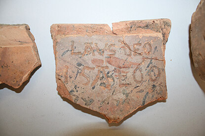  Die Inschrift »Laus Deo« (Lob sei dem Herrn) mit der Jahreszahl 1560 fand sich auf diesem Fragment eines kleinen Probenofens.