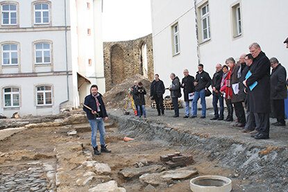 Anlässlich eines Pressetermins am 13. März ließ sich Finanzminister Prof. Dr. Georg Unland (rechts im Bild) in seiner Funktion als Bauherr die Befunde im ehemaligen Franziskanerkloster durch Grabungsleiter Silvio Bock M.A. erläutern.