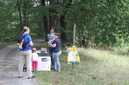 Auch zum Info-Stand von Dr. Rebecca Wegener an der abgelegenen Sumpfschanze von Biehla-Schönteichen fanden zahlreiche Interessierte Ihren Weg.