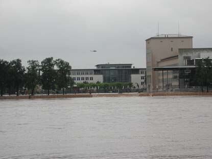 Am gegenüberliegenden Elbufer ist die Weißeritz zu ihrer alten Mündung zwischen Semperoper und Landtag zurückgekehrt, und ihre Fluten stürzen als Wasserfall über die Ufermauer.