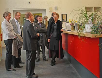 Ministerin Schorlemer in der Bibliothek des Landesamtes.