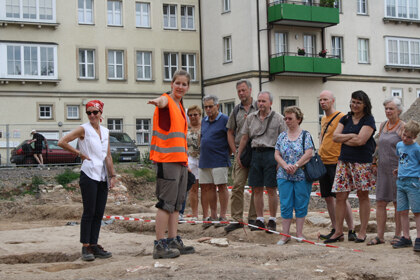Aufmerksame Zuhörerinnen und Zuhörer auf der Ausgrabung am Chemnitzer Getreidemarkt.