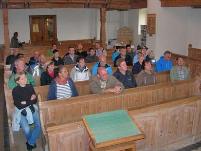 Andächtige Aufmerksamkeit in der Kirche von Frauenhain.