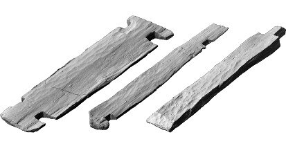 Laserscans von einem neolithischen Originalbalken (links) sowie von zwei auf unterschiedliche Arten bearbeiteten Repliken