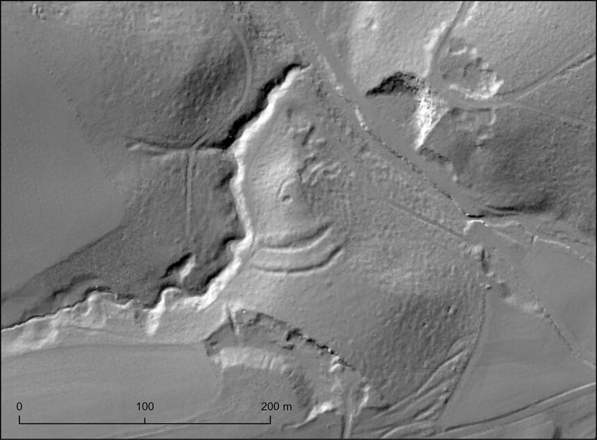 EIn graufarbiger Laserscan der Erdoberfläche zeigt sehr detailliert die Geländeeigenschaften am Ziegenberg wie kleine Täler, aber auch die beiden bogenförmigen Gräben der Wallanlage.