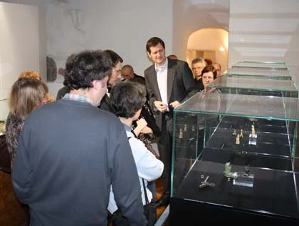Dr. Jens Beutmann erläutert den Besuchern der Finissage die Sonderausstellung.