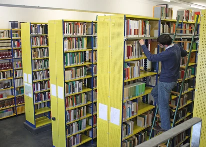 Die Bibliothek steht als Präsenzbibliothek der Allgemeinheit offen.