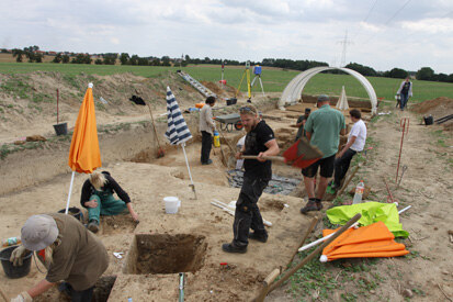 Das Grabungsteam setzte sich aus Studenten der Ur- und Frühgeschichte der Universität Leipzig und fortzubildenen Grabungstechnikern des Landesamtes für Archäologie zusammen. 