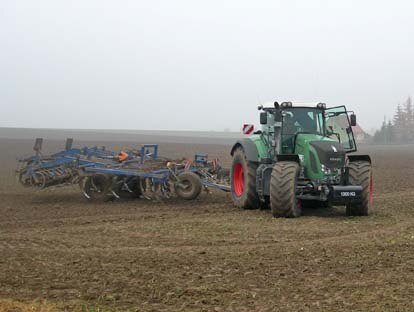 Ein Schlepper mit angehängtem Grubber.