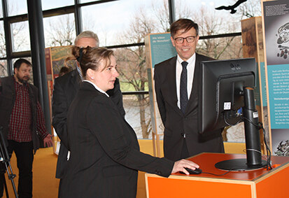 Ausstellungskuratorin Dr. Rebecca Wegener erläutert dem Landtagspräsidenten Dr. Matthias Rößler eine der Computeranimationen.