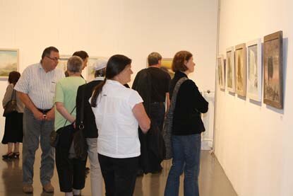 Besucher bei der Vernissage