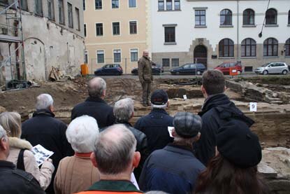 Dr. Thomas Westphalen vom Landesamt für Archäologie erläutert den Besuchern die Mauerbefunde