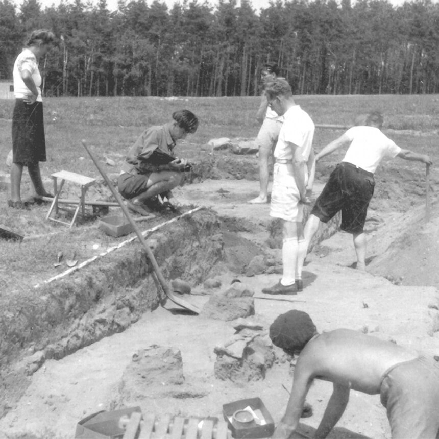 Werner Coblenz besucht 1950 die Ausgrabungen von Niederkaina