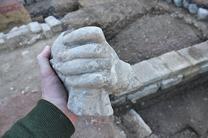 Hand in Hand: Fragment eines Originalbauteils aus dem frühen 18. Jh.