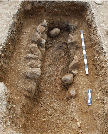 Eine der frühbronzezeitlichen Grabgruben während der Freilegung.
