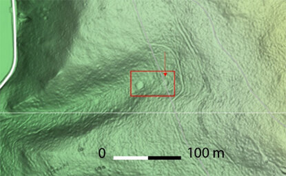 … umso mehr im digitalen Geländemodell, erstellt mittels moderner Lidar-Technik (engl. light detection and ranging) durch die Landesvermessung (GeoSN). Sichtbar sind zwei Meilerplattformen, die auf dem Foto befindliche ist mit einem roten Pfeil markiert.