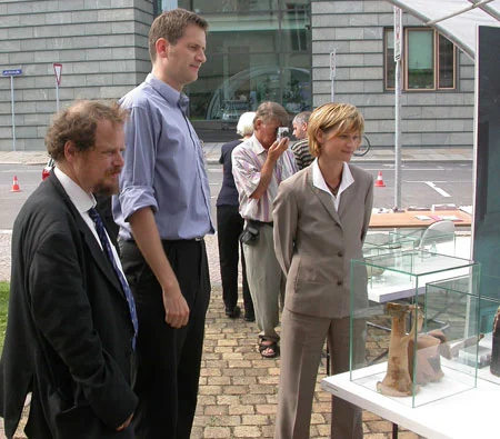 Auch die Staatsministerin für Wissenschaft und Kunst Frau Barbara Ludwig ließ sich die modernen Techniken erläutern und zeigte sich vom hohen Standard der Sächsischen Archäologie beeindruckt.
