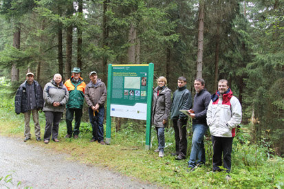 Frau Dr. Hemker, Lucie Harasim (beide Landesamt für Archäologie) und Herr Weinrich (Sachsenforst) mit den Projektpartnern des Archäologischen Instituts Most.