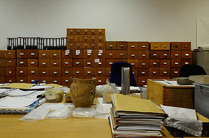 Funde, Akten und Karteikarten - einige Altbestände das Archäologischen Archivs Sachsen harren noch ihrer Aufarbeitung. 