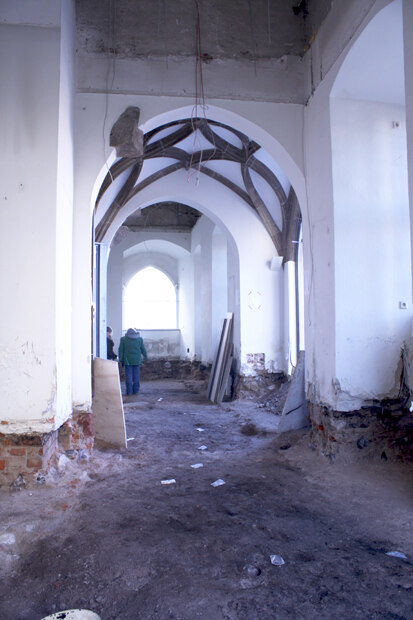 Im Gewandhausfoyer wurde der Fußboden komplett entfernt. Darunter liegen bereits die archäologischen Schichten.