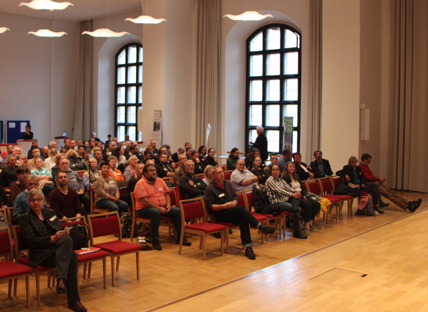 Archäologieinteressiertes Publikum im Vortragssaal der Dreikönigskirche
