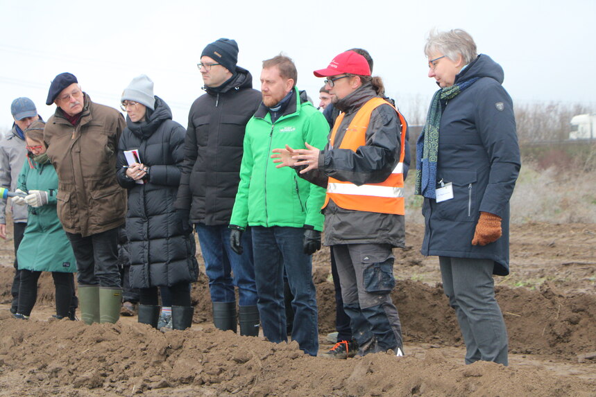 Ministerpräsident Michael Kretschmer lässt sich vom Grabungsleiter Thomas Lukas die Ausgrabungen erläutern. Rechts im Bild Landesarchäologin Dr. Regina Smolnik.