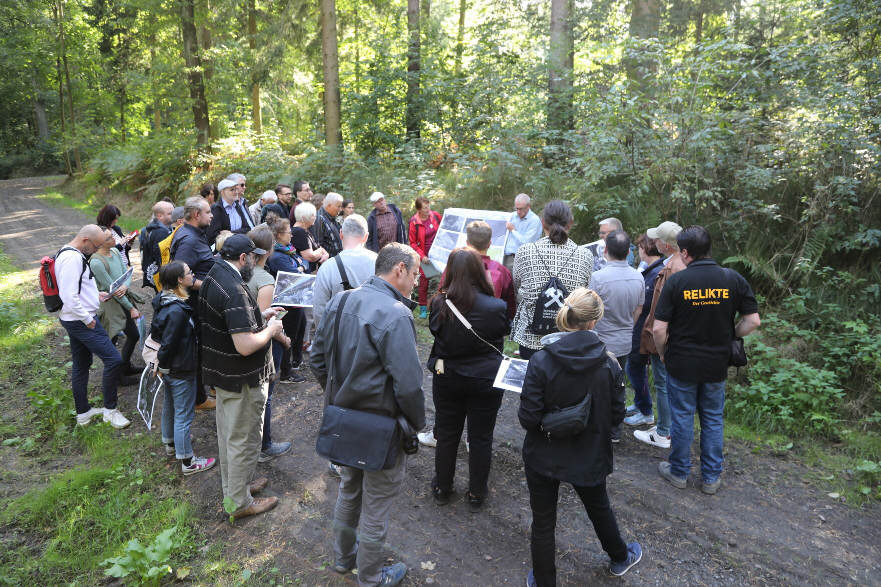 Die Workshopteilnehmer im Wald unterhalb der Festung Königstein, wo sich die KZ-Außenlager Orion I und II befanden.