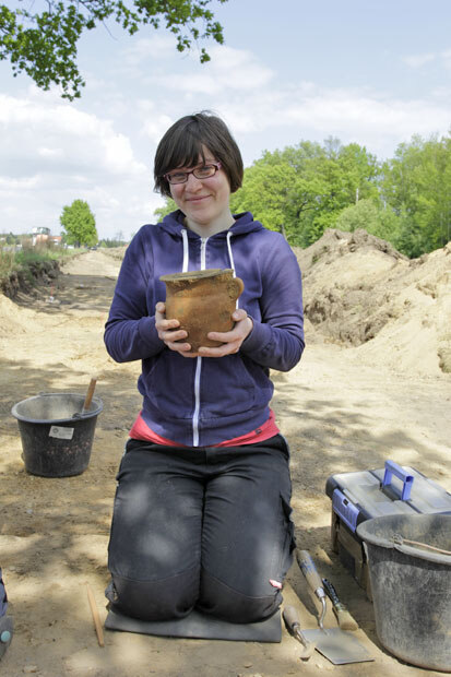 Die Archäologin Martina Wegner, die derzeit ein Volontariat im Landesamt für Archäologie absolviert, mit einem frisch ausgegrabenen Lausitzer Gefäß