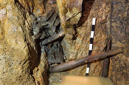 Dieses Holzlager aus 33 Einzelstücken fand sich 16 m unter Tage.