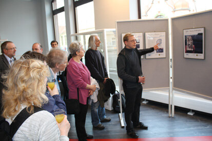 Der Grabungsleiter Jörg Wicke erläuterte interessierten Besuchern zur Ausstellungseröffnung die Funde vom Domhof. 