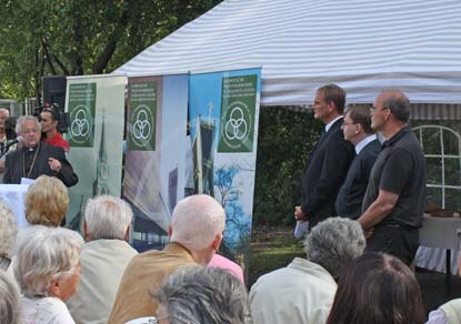 v.l.n.r.: Bischof Joachim Reinelt, Leipzigs Oberbürgermeister Burkhard Jung, Leipzigs Propst Lothar Vierhock, Dr. Thomas Westphalen, Abteilungsleiter Archäologische Denkmalpflege beim Landesamt für Archäologie