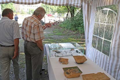 Interessierte Besucher begutachten Funde der 2004/2005 stattgefundenen Grabungen am Wilhelm-Leuschner-Platz im Rahmen des City-Tunnel-Baues