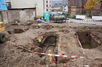 Die bekannten Kellergewölbe (l., m.) und der unbekannte mittelalterliche Keller (r.) während der archäologischen Dokumentation.